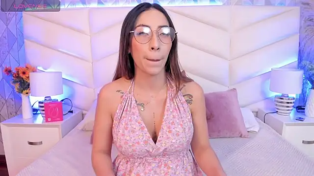 Lizzi Hotman  online show from February 2026 08:56:02 PM