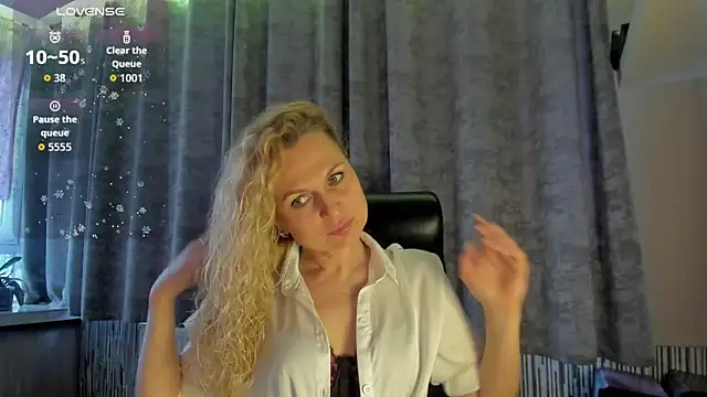 Snapshot of LanaLight_x chatting on April 2026 05:04:02 PM LanaLight x online show from April 2026 05:04:02 PM