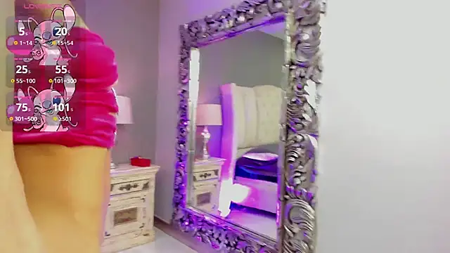 LaraSaint online show from December 2025 07:53:02 PM