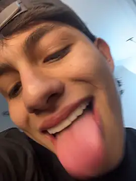 Lander Cruz online show from December 2025 10:07:01 PM