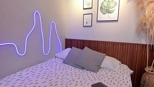 Snapshot of MIAROGGERSS chatting on February 2026 04:02:01 AM MIAROGGERSS online show from February 2026 04:02:01 AM