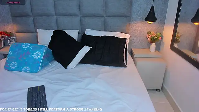 Snapshot of emilyy_r chatting on February 2026 07:06:02 PM emilyy r online show from February 2026 07:06:02 PM