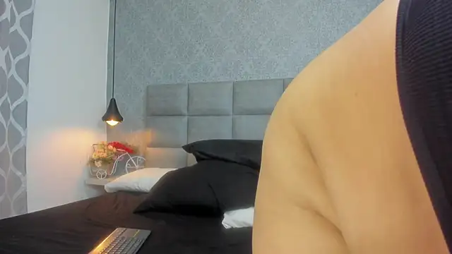 Snapshot of emilyy_r chatting on February 2026 07:13:02 PM emilyy r online show from February 2026 07:13:02 PM