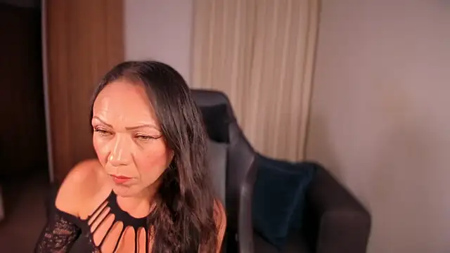 Snapshot of Cleoember_ chatting on January 2026 12:02:01 AM Cleoember online show from January 2026 12:02:01 AM