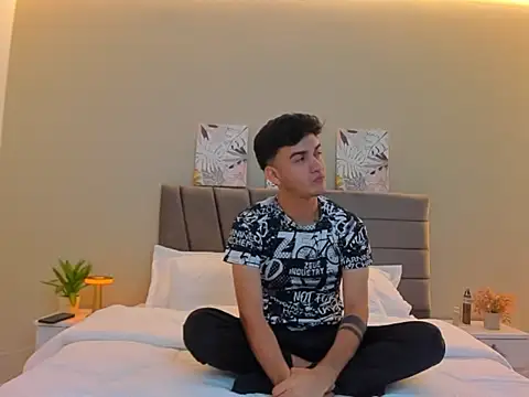 Feiccer Thomson1 online show from December 2025 07:43:01 PM