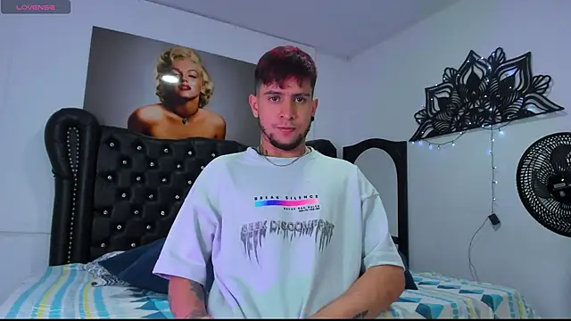 Snapshot of vaalentiino chatting on December 2025 06:16:01 PM vaalentiino online show from December 2025 06:16:01 PM