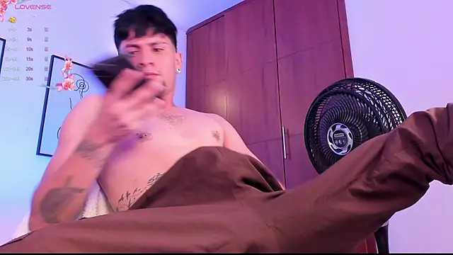 Snapshot of vaalentiino chatting on February 2026 06:26:01 AM vaalentiino online show from February 2026 06:26:01 AM