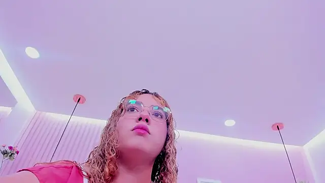 abril dolly online show from December 2025 12:01:02 PM