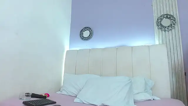 mia collin  online show from January 2026 01:10:02 AM