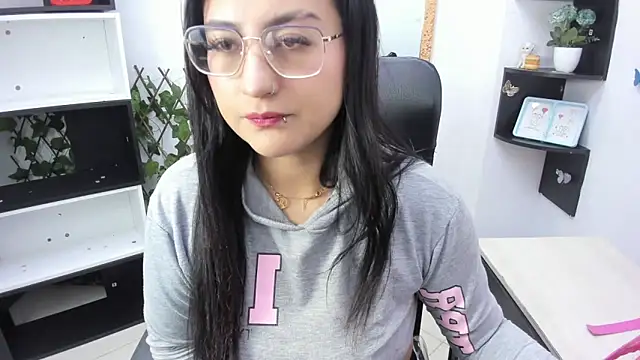 sophi hardd  online show from February 2026 03:07:01 PM