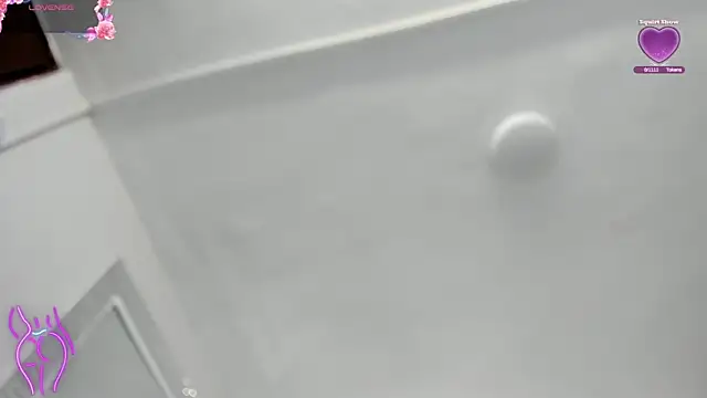 Annyhathatway online show from April 2026 07:51:01 PM