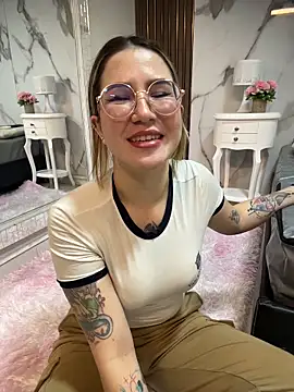 Annyhathatway online show from May 2026 11:12:03 PM