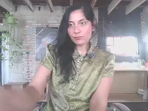 Snapshot of DommeVioleta chatting on June 2026 05:33:02 PM DommeVioleta online show from June 2026 05:33:02 PM
