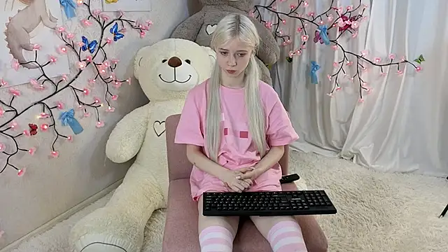 Snapshot of ViollaBloom chatting on January 2026 01:33:01 AM ViollaBloom online show from January 2026 01:33:01 AM