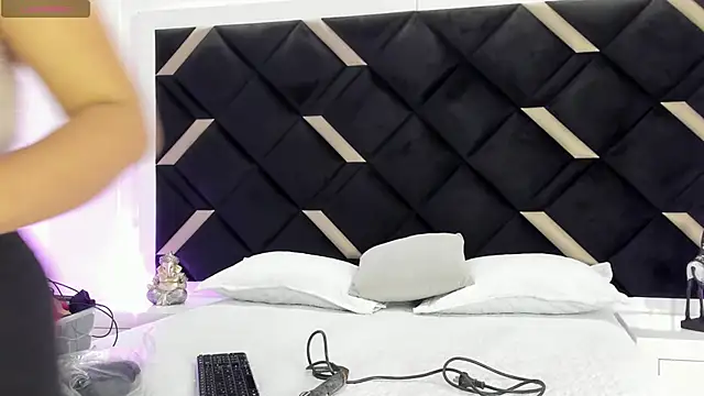 Lunara Vall online show from April 2026 07:33:01 PM