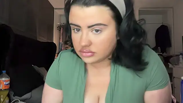 Curvybabesxxo online show from April 2026 11:30:02 AM