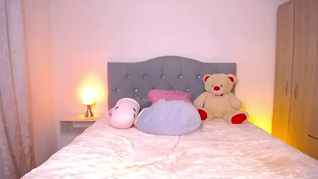 Kitten Riot online show from February 2026 01:03:02 AM