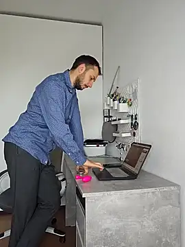 Lovebackground online show from October 2025 06:36:01 AM