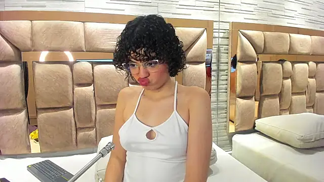 chloe cortez online show from December 2025 12:49:02 AM