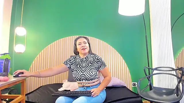 dahianeconnor online show from February 2026 12:20:01 PM