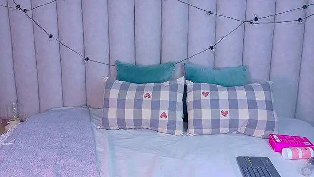 Miia Anderson online show from December 2025 07:41:02 PM