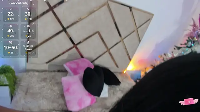 queenie staar online show from December 2025 08:05:02 PM