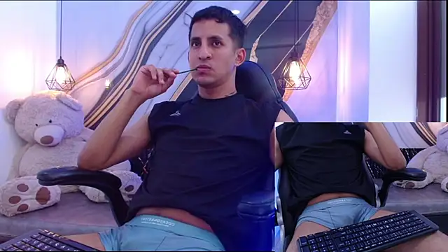 Snapshot of SalvatoreMontes chatting on March 2026 06:58:01 PM SalvatoreMontes online show from March 2026 06:58:01 PM