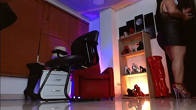 paola xm online show from November 2025 10:05:01 AM