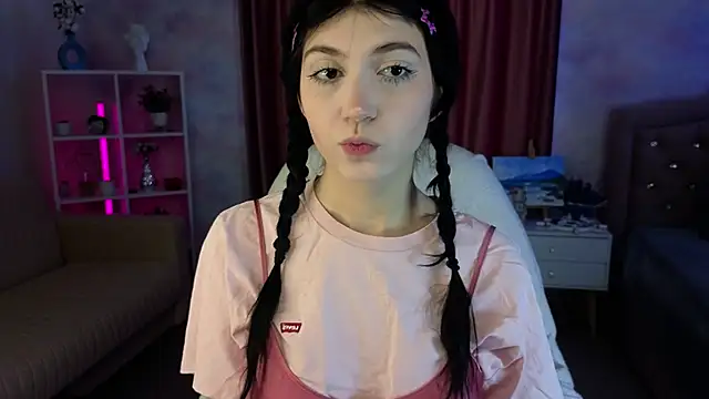 Mila Whelson online show from February 2026 01:33:02 PM