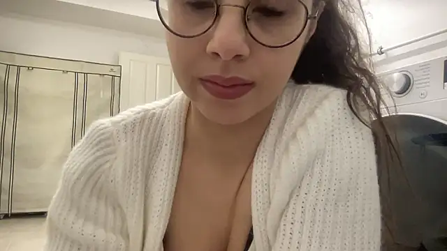 Snapshot of RosaDream chatting on February 2026 04:03:02 PM RosaDream online show from February 2026 04:03:02 PM