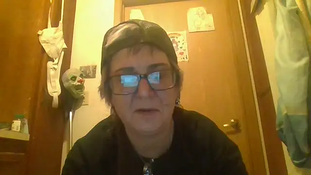 Snapshot of becky1111 chatting on April 2026 01:43:02 AM becky1111 online show from April 2026 01:43:02 AM