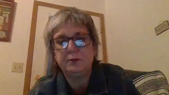Snapshot of becky1111 chatting on May 2026 04:29:02 AM becky1111 online show from May 2026 04:29:02 AM