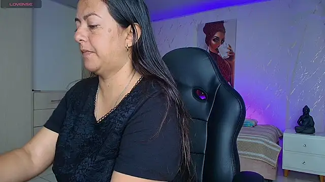 Snapshot of evelyn_harpeery chatting on May 2026 10:53:01 AM evelyn harpeery online show from May 2026 10:53:01 AM