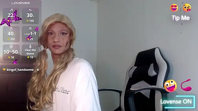 Sharlo  online show from December 2025 07:22:01 PM