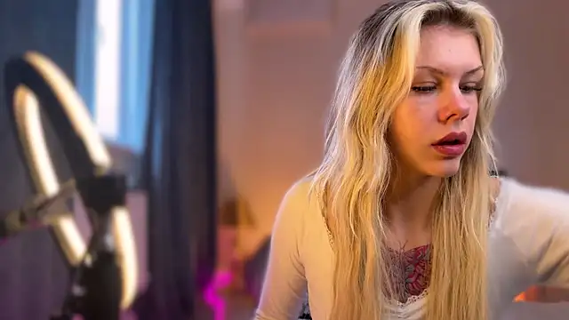 Snapshot of ScoobeDeDoo chatting on December 2025 06:32:02 AM ScoobeDeDoo online show from December 2025 06:32:02 AM