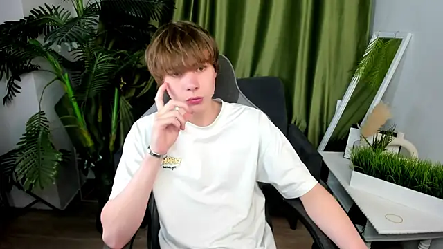 andyyzzz online show from June 2026 07:07:01 PM