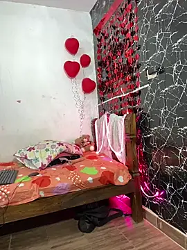 Snapshot of TheSexyLaura chatting on February 2026 09:10:01 PM TheSexyLaura online show from February 2026 09:10:01 PM