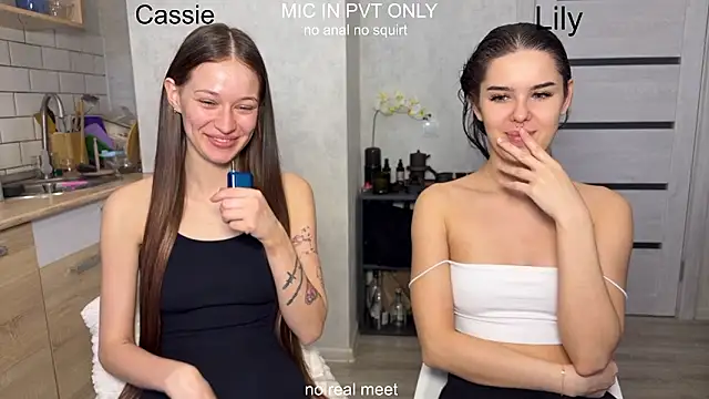 Snapshot of girls_secrets chatting on February 2026 09:37:01 AM girls secrets online show from February 2026 09:37:01 AM