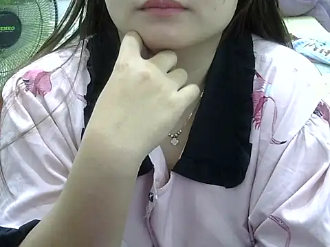 Snapshot of Sarah_no_land chatting on May 2026 07:13:01 AM Sarah no land online show from May 2026 07:13:01 AM