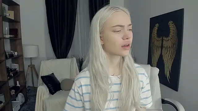 KristalCrowner online show from February 2026 07:36:02 PM