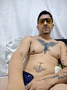 Snapshot of MrWolfHot chatting on January 2026 04:40:01 AM MrWolfHot online show from January 2026 04:40:01 AM