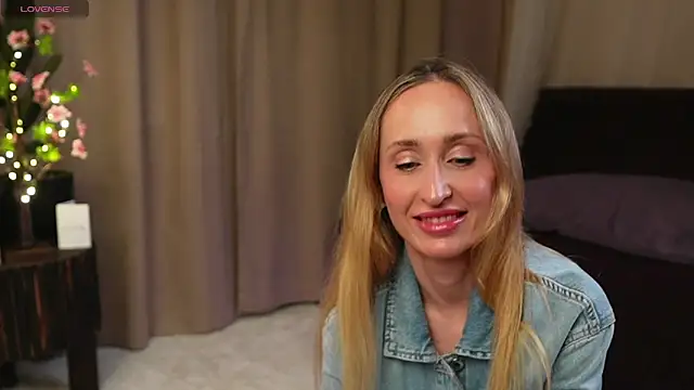 Snapshot of Emely_Moon chatting on June 2026 07:31:01 PM Emely Moon online show from June 2026 07:31:01 PM