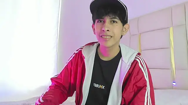 julian xx online show from June 2026 08:32:02 PM