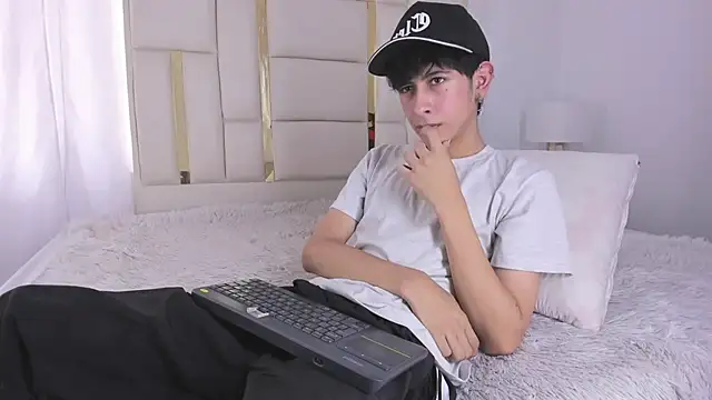 Snapshot of julian_xx chatting on July 2026 07:39:01 PM julian xx online show from July 2026 07:39:01 PM