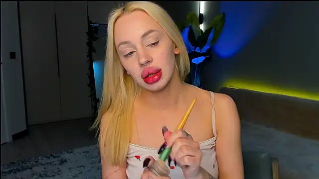 Luna Beverly online show from March 2026 08:32:01 PM