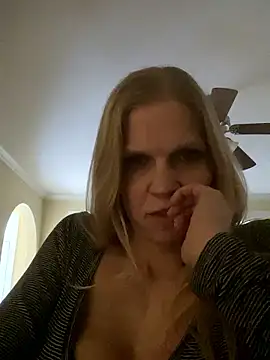 TinyDancer1027 online show from January 2026 04:01:02 PM