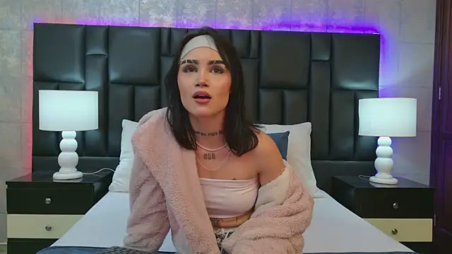 LunaBloomm online show from January 2026 11:40:02 PM