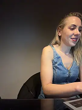 Snapshot of ElenaWhitmore chatting on May 2026 09:41:02 PM ElenaWhitmore online show from May 2026 09:41:02 PM