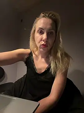 Snapshot of ElenaWhitmore chatting on June 2026 10:45:02 PM ElenaWhitmore online show from June 2026 10:45:02 PM
