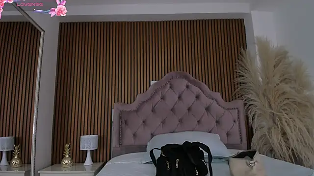 Violett hott  online show from April 2026 12:11:02 PM